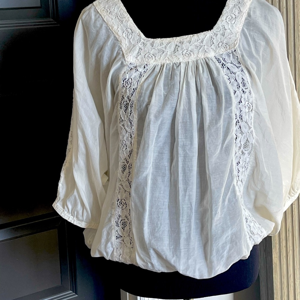 Truly Dear Romantic Blousy Boho top w/ lace detailing and elastic waist. Size M